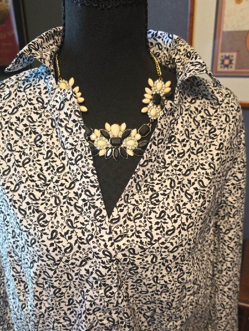 Beautiful CROFT & BARROW floral Blouse
